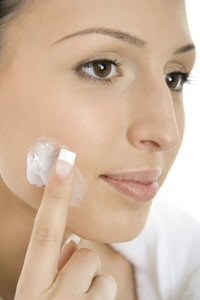 Körperpeeling: Creme für eine frischere und jüngere Haut