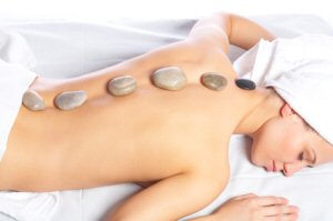 La Stone-Therapie: Wärmemassage mit heißen Steinen aus Basalt und Marmor