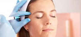 Frau in Schönheitsklinik bekommt eine Spritze gegen Augenfalten