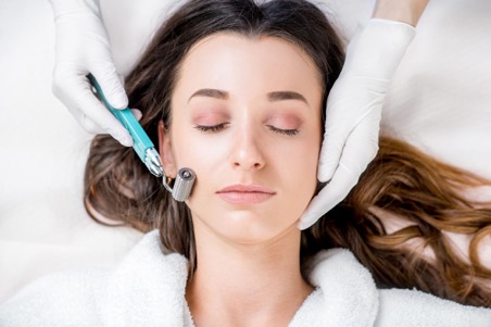 Microneedling: Geheimwaffe gegen Problemhaut